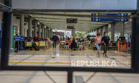 Calon penumpang mengikuti tes antigen saat menunggu jadwal keberangkatan kereta api di Stasiun Pasar Senen, Jakarta, Jumat (24/12/2021). Juru Bicara Pemerintah untuk Penanganan Covid-19 Wiku Adisasmito mengatakan kebijakan tidak diperlukannya lagi hasil negatif tes Covid-19 bagi pelaku perjalanan dalam negeri (domestik) berlaku untuk yang telah divaksinasi dosis lengkap maupun booster ketiga