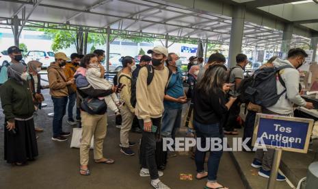 Calon penumpang mengikuti tes antigen saat menunggu jadwal keberangkatan kereta api di Stasiun Pasar Senen, Jakarta, Jumat (24/12/2021). PT Kereta Api Indonesia (Persero) menerapkan tarif baru untuk layanan rapid test antigen di stasiun dari sebelumnya Rp 45 ribu menjadi Rp 35 ribu, yang berlaku mulai 1 Januari 2022 di 83 stasiun.