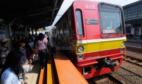 Calon penumpang menunggu commuter line jurusan Bogor berhenti di Stasiun Pasar Senen, Jakarta Pusat, Selasa (31/3).