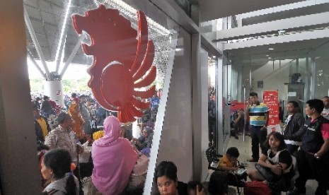 Calon penumpang menunggu di depan loket maskapai Lion Air di Terminal 1B Bandara Soekarno-Hatta, Jumat (20/2).