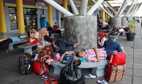 Calon penumpang menunggu kapal laut di Terminal penumpang Pelabuhan Tanjung Priuk, Jakarta Utara, Kamis (17/7). (Republika/ Yasin Habibi)