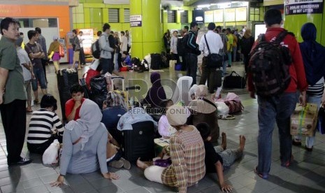   Calon penumpang menunggu keberangkatan kereta api di Stasiun Gambir, Jakarta Pusat, Rabu (31/7).  (Republika/ Yasin Habibi)