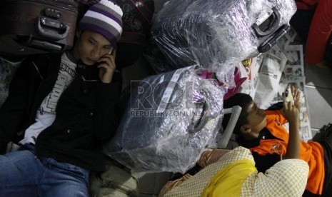   Calon penumpang menunggu keberangkatan kereta api di Stasiun Gambir, Jakarta Pusat, Rabu (31/7).  (Republika/ Yasin Habibi)