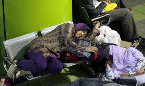   Calon penumpang menunggu keberangkatan kereta api di Stasiun Gambir, Jakarta Pusat, Rabu (31/7).  (Republika/ Yasin Habibi)