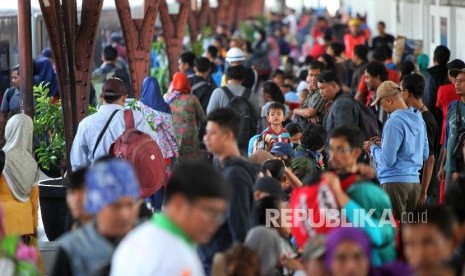 Calon penumpang menunggu keberangkatan kereta di Stasiun Pasar Senen, Jakarta, Selasa (20/6). 