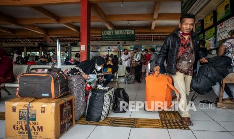 Calon penumpang menunggu kedatangan bus di Terminal Bus Antarkota Antarprovinsi (AKAP). 