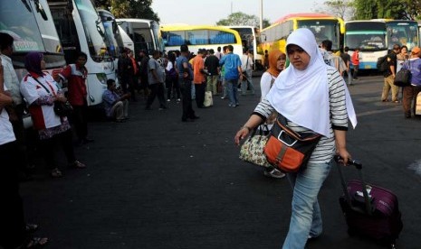  Calon penumpang menunggu kedatangan bus di Terminal Pulogadung, Jakarta Timur.