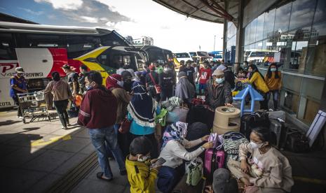 Calon penumpang menunggu kedatangan bus di Terminal Terpadu Pulo Gebang, Jakarta.