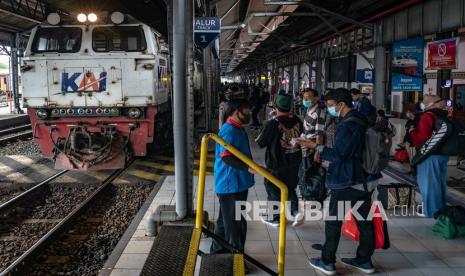 Calon penumpang menunggu kedatangan rangkaian Kereta Api (KA) Argo Bromo Anggrek 