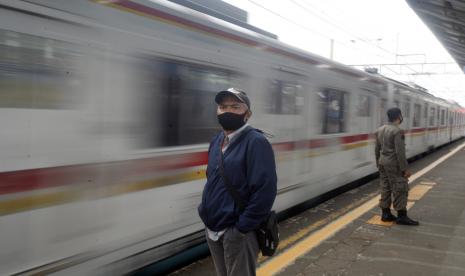 Calon penumpang menunggu Kereta rel listrik (KRL) di Stasiun Bojong Gede, Bogor, Jawa Barat, Senin (11/5/2020). Lima kepala daerah di Bogor, Depok, Bekasi (Bodebek) sepakat untuk mewajibkan penumpang KRL Jabodetabek menunjukan surat tugas bekerja pada sektor yang diizinkan selama penerapan PSBB dan Gubernur DKI Jakarta Anies Baswedan segera menyiapkan regulasinya.