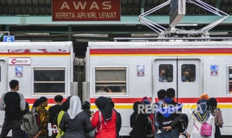 Calon penumpang menunggu KRL di Stasiun Manggarai, Jakarta, jumat (25/10/2019).