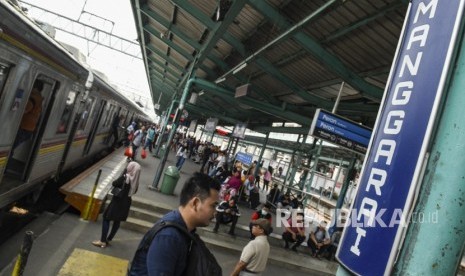 Calon penumpang menunggu KRL Jabodetabek di Stasiun Manggarai.