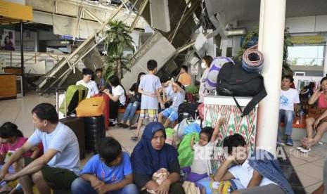 Calon penumpang menunggu penerbangan di Bandara Mutiara Sis Al-Jufri, Palu, Sulawesi Tengah, Rabu (3/10).