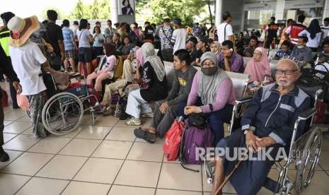 Calon penumpang menunggu penerbangan di Bandara Mutiara Sis Al-Jufri, Palu, Sulawesi Tengah, Rabu (3/10).