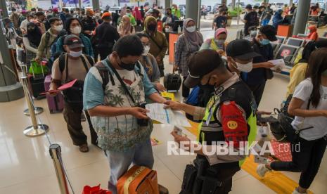 Calon penumpang menunjukan dokumen syarat perjalanan menggunakan kereta api kepada petugas keamanan (ilustrasi)