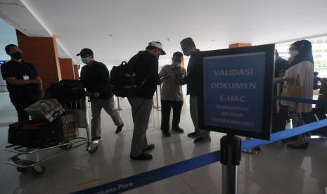 Calon penumpang menunjukkan dokumen kepada petugas di Bandara Adi Soemarmo, Boyolali, Jawa Tengah, Rabu (9/3/2022). PT Angkasa Pura I Bandara Adi Soemarmo menerapkan tanpa tes PCR dan antigen bagi calon penumpang pesawat domestik yang sudah melakukan vaksin COVID-19 dua kali dosis. 