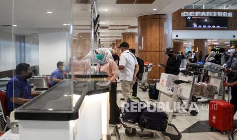 Calon penumpang pesawat antre di area lapor diri sebelum melakukan penerbangan di Bandara Internasional Juanda Surabaya di Sidoarjo, Jawa Timur, Rabu (3/11/2021). Pemerintah kembali memperbarui syarat penerbangan mulai (3/11) yang dirilis oleh Kementerian Perhubungan (Kemenhub) merujuk pada aturan baru dalam Instruksi Mendagri (Inmendagri) yang berisi aturan perjalanan dengan pesawat terbang tidak harus membawa hasil tes negatif PCR, tapi tes antigen serta memperbolehkan anak-anak berusia di bawah 12 tahun dengan syarat didampingi orang tua atau keluarga.