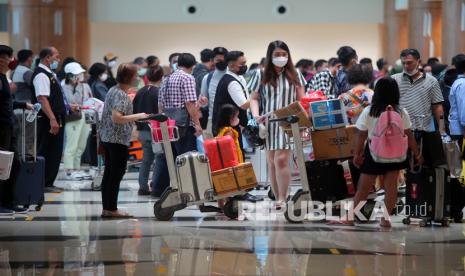 Calon penumpang pesawat antre di area lapor diri sebelum melakukan penerbangan di Bandara Internasional Juanda Surabaya di Sidoarjo, Jawa Timur (ilustrasi)