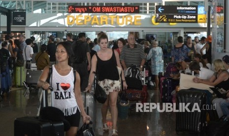 Calon penumpang pesawat berada di kawasan Terminal Internasional Bandara Internasional I Gusti Ngurah Rai, Badung, Bali, Jumat (16/3).