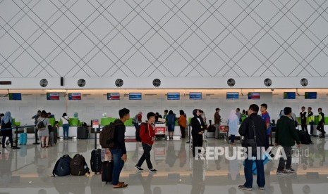 Calon penumpang pesawat berada di ruang check in atau ruang konfirmasi calon penumpang pesawat, di Terminal Baru Bandara Internasional Ahmad Yani Semarang, Jawa Tengah, Rabu (6/6).