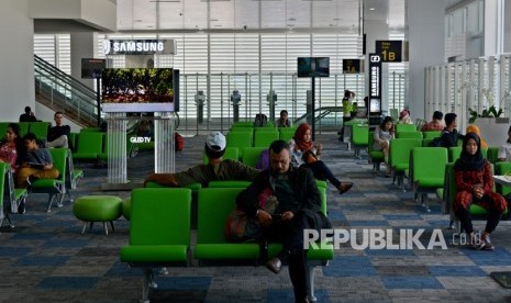 Calon penumpang pesawat berada di ruang tunggu penerbangan domestik di Terminal Baru Bandara Internasional Ahmad Yani Semarang, Jawa Tengah, Rabu (6/6). 