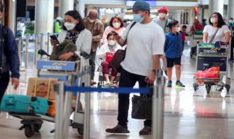 Calon penumpang pesawat berjalan di area Bandara Internasional Juanda Surabaya di Sidoarjo, Jawa Timur.