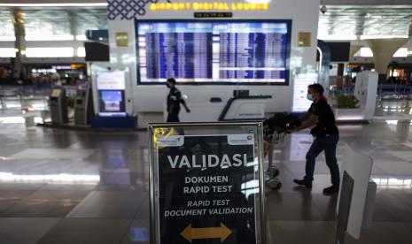 Calon penumpang pesawat berjalan di area Terminal 3 Bandara Internasional Soekarno Hatta, Tangerang, Banten, Sabtu (23/10/2021). Kementerian Perhubungan mengeluarkan aturan terbaru terkait syarat penerbangan udara pada masa PPKM yakni penerbangan dari atau ke bandara di pulau Jawa dan Bali wajib menunjukkan surat keterangan negatif RT-PCR yang sampelnya diambil maksimal 2X24 jam sebelum keberangkatan.