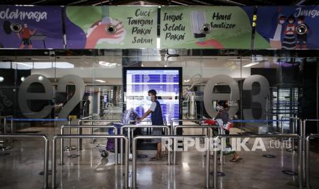 Calon penumpang pesawat bersiap masuk ke area keberangkatan di Terminal 2E Bandara Internasional Soekarno Hatta, Tangerang, Banten. Pemerintah saat ini menerapkan Pemberlakuan Pembatasan Kegiatan Masyarakat (PPKM) Level 4 hingga 25 Juli 2021. Direktur Utama PT Angkasa Pura AP II Muhammad Awaluddin menuturkan calon penumpang pesawat agar dapat memenuhi persyaratan yang berlaku.