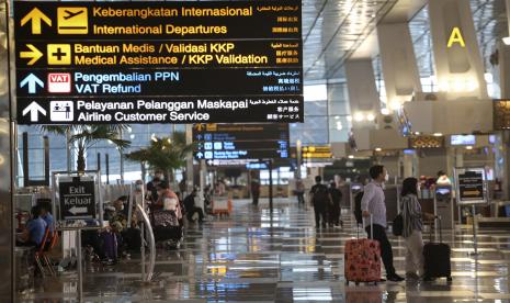 Calon penumpang pesawat melihat papan jadwal keberangkatan di Terminal 3 Bandara Soekarno Hatta, Tangerang, Banten, Jumat (23/4/2021).Ketua Satgas Covid-19 Pengurus Besar Ikatan Dokter Indonesia (PB IDI) Zubairi Djoerban mengatakan Indonesia jangan sampai lengah terhadap kasus Covid-19 dan pemerintah harus bergerak cepat melarang atau mengurangi dulu pelancong dari luar negeri agar tidak berkeliaran dengan bebas di Indonesia.