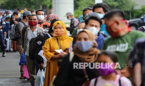 Calon penumpang pesawat mengantre untuk mengikuti tes cepat antigen di area Terminal 2 Bandara Soekarno Hatta, Tangerang, Banten, Selasa (22/12/2020). PT Angkasa Pura II mulai memberlakukan tes cepat antigen bagi para penumpang pesawat berdasarkan surat edaran Kementerian Perhubungan sebagai syarat penerbangan di Bandara Soekarno-Hatta mulai hari ini (22/12). 