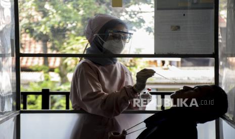 Calon penumpang pesawat terbang menjalani tes usap PCR di Bandara Husein Sastranegara, Kota Bandung, Selasa (26/10). Pemerintah kembali mengubah aturan perjalanan bagi penumpang moda transportasi udara di wilayah Jawa dan Bali yang sebelumnya diwajibkan untuk menunjukan hasil negatif tes PCR.