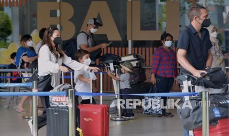 Calon penumpang pesawat udara berjalan masuk ke Terminal Keberangkatan Domestik Bandara Internasional I Gusti Ngurah Rai, Bali, Ahad (2/1/2022). Pengelola Bandara I Gusti Ngurah Rai memperkirakan puncak arus balik libur Hari Raya Natal 2021 dan Tahun Baru 2022 terjadi pada Minggu (2/1) dengan perkiraan sekitar 15 ribu orang penumpang yang meninggalkan Bali menuju berbagai kota di Indonesia. 