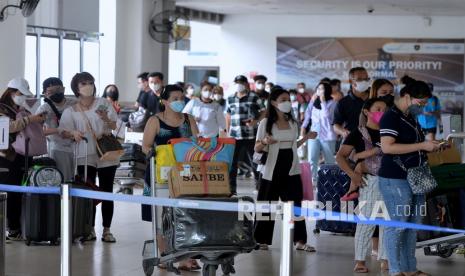 Calon penumpang pesawat udara berjalan masuk ke Terminal Keberangkatan Domestik Bandara Internasional I Gusti Ngurah Rai, Bali, Ahad (2/1/2022). Pengelola Bandara I Gusti Ngurah Rai memperkirakan puncak arus balik libur Hari Raya Natal 2021 dan Tahun Baru 2022 terjadi pada Minggu (2/1) dengan perkiraan sekitar 15 ribu orang penumpang yang meninggalkan Bali menuju berbagai kota di Indonesia. 