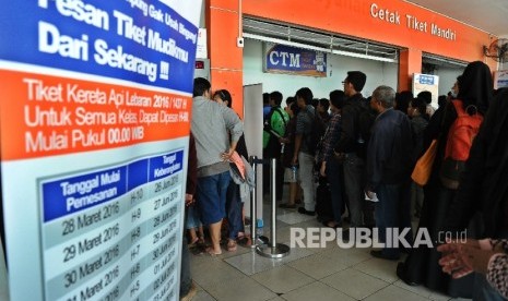 Calon penumpang sedang mengantri saat mencetaki tiket kereta di Stasiun Senen, Jakarta, Jumat (1/4). Pembelian tiket untuk mudik Lebaran atau H-90 hari sebelum hari pemberangkatan sudah dapat dibeli namun terdapat beberapa ketentuan, di antaranya setiap sa