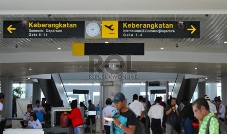 Calon penumpang usai check in untuk naik pesawat di Bandara Sepinggan, Balikpapan, Sabtu (22/3) (ilustrasi). Jumlah penumpang angkutan udara di Provinsi Kalimantan Timur (Kaltim) dalam periode Januari-Desember 2022 mencapai 2.097.070 orang