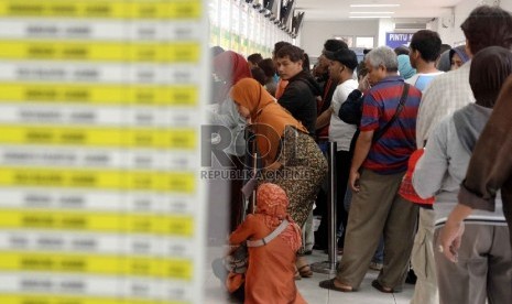 Calon penumpang membeli tiket Kereta Api di Stasiun Pasar Senen, Jakarta (29/6). (Republika/Yasin Habibi)