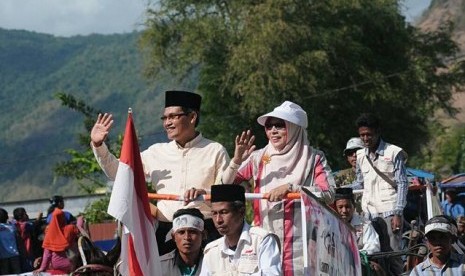  Calon perseorangan bupati Bima Abdul Khayir menuju KPU Kabupaten Bima untuk menyerahkan berkas dukungan.