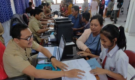 Calon peserta didik baru didampingi orang tuanya melakukan pendaftaran Penerimaan Peserta Didik Baru (PPDB) jalur zonasi serta jalur kurang mampu dan inklusi di Rumah Pintar, Denpasar, Bali, Senin (24/6/2019).