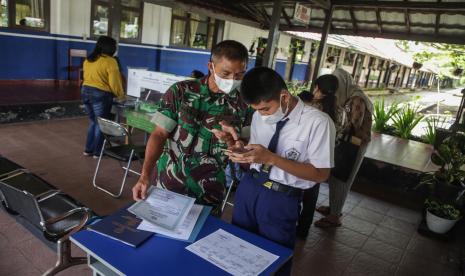 Calon peserta didik didampingi orang tuanya mengakses website pendaftaran saat Penerimaan Peserta Didik Baru (PPDB). ilustrasi