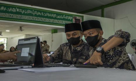 Calon peserta melakukan verifikasi sidik jari saat registrasi ulang peserta Musabaqah Tilawatil Quran (MTQ) Nasional di Aula Asrama Haji Embarkasi Banjarmasin, Banjarbaru, Kalimantan Selatan, Selasa (11/10/2022). Sebanyak 1.676 calon peserta Kafilah dari 34 Provinsi di Indonesia mulai melakukan registrasi ulang dengan proses memanfaatkan teknologi digital sebelum mengikuti MTQ Nasional XXIX di Provinsi Kalimantan Selatan. 