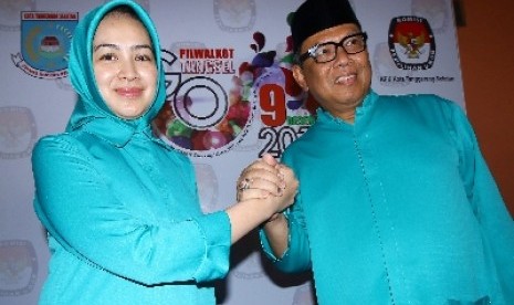  Calon petahanan peserta pilkada Tangsel Airin Rachmi Diany bersama Benyamin Davnie.