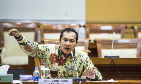 Calon pimpinan (capim) KPK Saut Situmorang menyampaikan pendapat saat uji kelayakan dan kepatutan capim KPK di Komisi III DPR, Kompleks Parlemen, Jakarta, Senin (14/12).