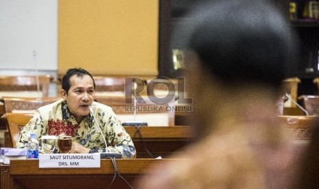 Calon pimpinan (capim) KPK Saut Situmorang menyampaikan pendapat saat uji kelayakan dan kepatutan capim KPK di Komisi III DPR, Kompleks Parlemen, Jakarta, Senin (14/12). 