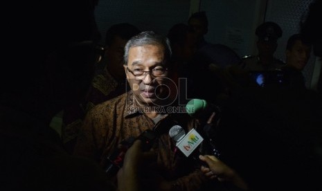 Calon pimpinan Komisi Pemberantasan Korupsi (KPK) Busyro Muqoddas tiba saat akan menjalani uji kelayakan dan kepatutan Capim KPK oleh Komisi III di Kompleks Parlemen, Jakarta, Rabu (16/12).