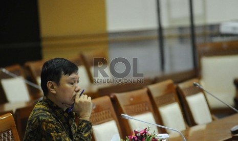 Calon Pimpinan KPK Surya Tjandra berbicara saat mengikuti uji kepatutan dan kelayakan dengan Komisi III di Kompleks Parlemen Senayan, Jakarta, Selasa (15/12). 