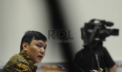 Calon Pimpinan KPK Surya Tjandra berbicara saat mengikuti uji kepatutan dan kelayakan dengan Komisi III di Kompleks Parlemen Senayan, Jakarta, Selasa (15/12). 