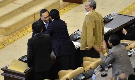 Calon Pimpinan MPR dari Koalisi Merah Putih (KMP) Zulkifli Hasan memberikan selamat kepada Oesman Sapta Odang yang terpilih sebagai calon pimpinan MPR dalam sidang paripurna di Gedung Paripurna Nusantara I, Kompleks Parlemen Senayan, Selasa (7/10). 