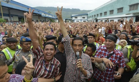 Calon preside nomor urut dua Joko Widodo (tengah) mengacungkan salam dua jari ketika kampanye terbuka di depan ribuan buruh di PT Daehan Global, Kawasan Berikat Cibadak, Sukabumi, Jawa Barat, Rabu (2/7).