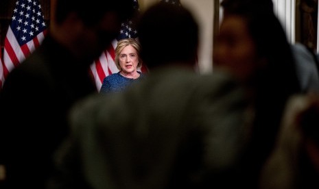 Calon presiden Amerika Serikat Hillary Clinton saat memberikan pernyataan kepada media setelah menghadiri rapat kerja Keamanan Nasional di Historical Society Library, New York, Jumat (9/9).