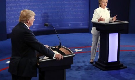 Calon presiden AS dari Partai Republik Donald Trump dan Hillary Clinton dari Partai Demokrat dalam debat ketiga dan terakhir mereka di University of Las Vegas, Rabu, 19 Oktober 2016.